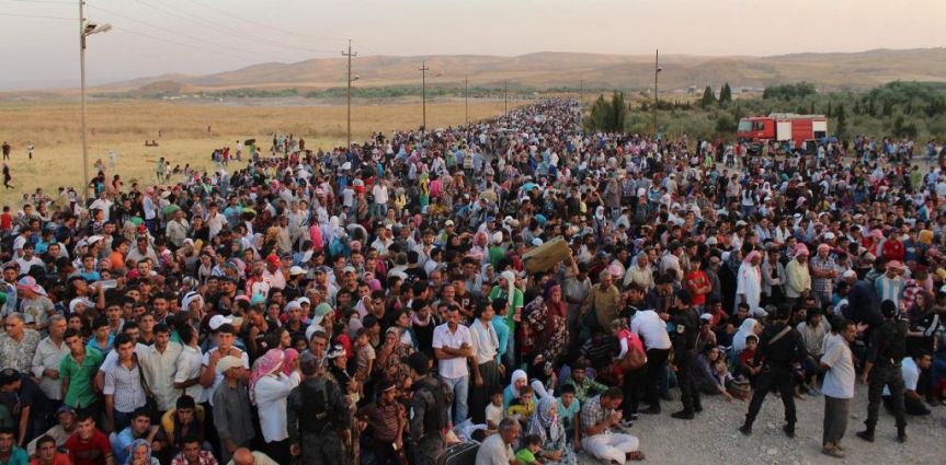 Thousands of Syrian refugees crossing into Iraq on August 15, 2013. (photo credit: AP/HO)